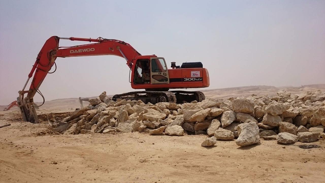 أعمال الحفر والتسوية للطرق – بيت الوطن